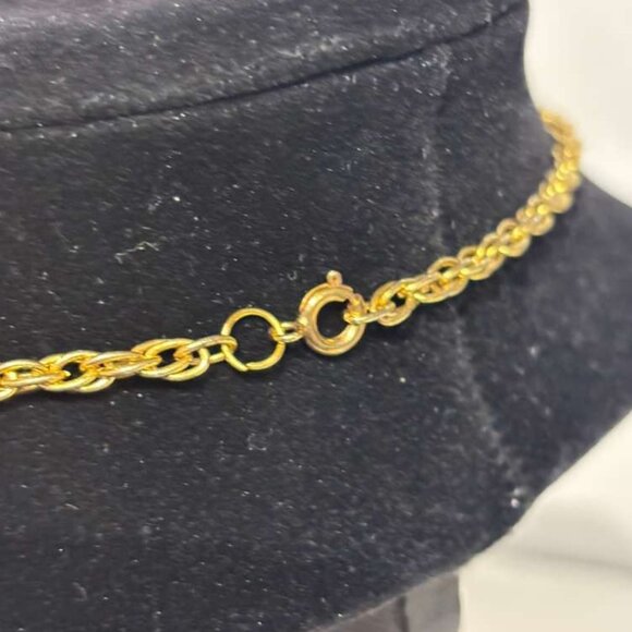 Elegant Chain Necklace with Ornate Pendant Gold Tone Size 13" - Picture 4 of 8